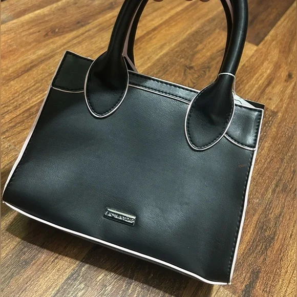 Skinnydip 101 Dalmatians Purse - Picture 9 of 12